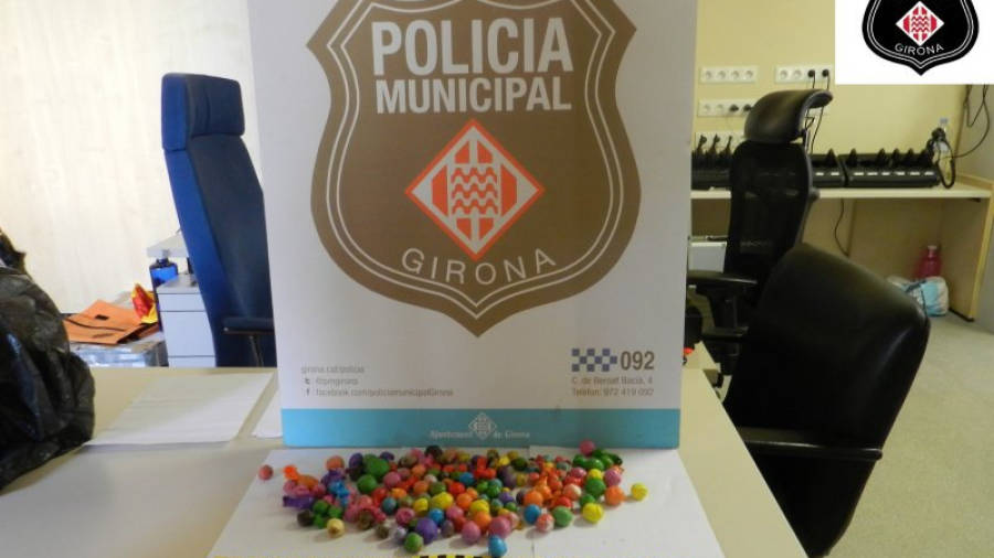 Les bossetes d'haixix que el detingut portava en una motxilla, aquest dimarts 6 d'octubre del 2015 a les dependències de la Policia Municipal de Giron