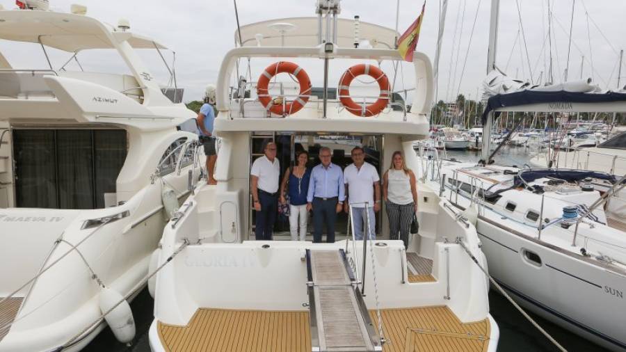 Representantes institucionales de Salou y Calvià dieron ayer un paseo en barco. Foto: Alba Mariné