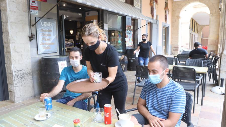 Els propietaris actuals de &lsquo;La Confiteria&rsquo; porten 16 anys a la vila. FOTO: A.Marin&eacute;.