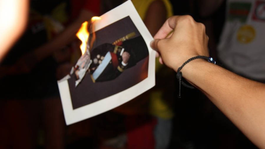 Imatge d'un retrat del Rei d'Espanya cremant al final d'un acte de l'esquerra independentista en la Diada de l'11 de Setembre del 2016. Foto: ACN