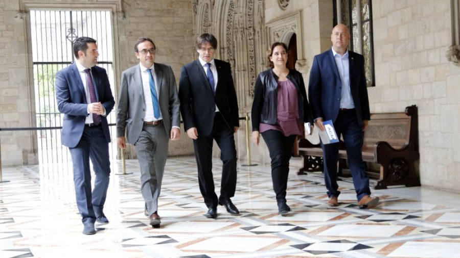 El president Puigdemont, l'alcadessa Colau, el conseller Rull i els representants de l'Associació Catalana de Municipis i de la Federació de Municipis de Catalunya. Foto: ACN