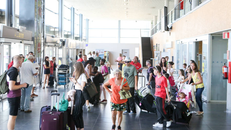Aspecto que ofrecía ayer la terminal de llegadas del Aeropuerto de Reus. FOTO: ALBA MARINÉ