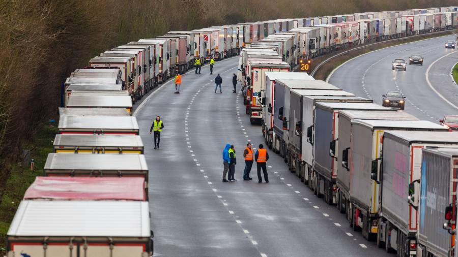 Miles de camiones quedaron atrapados en Dover pendientes de hacerse los test de coronavirus para pasar a Francia.  foto: efe