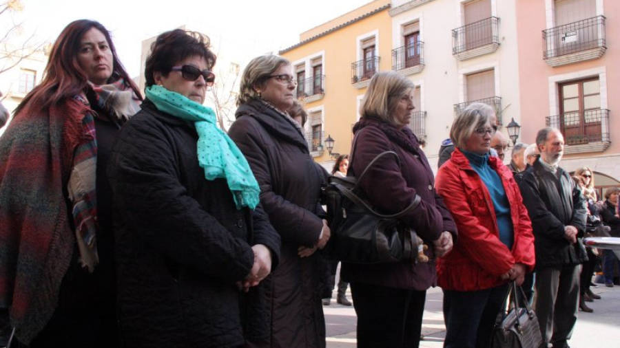 Un grup de dones guarden un minut de silenci a les portes de l'Ajuntament de Vila-seca el 13 de gener del 2016.