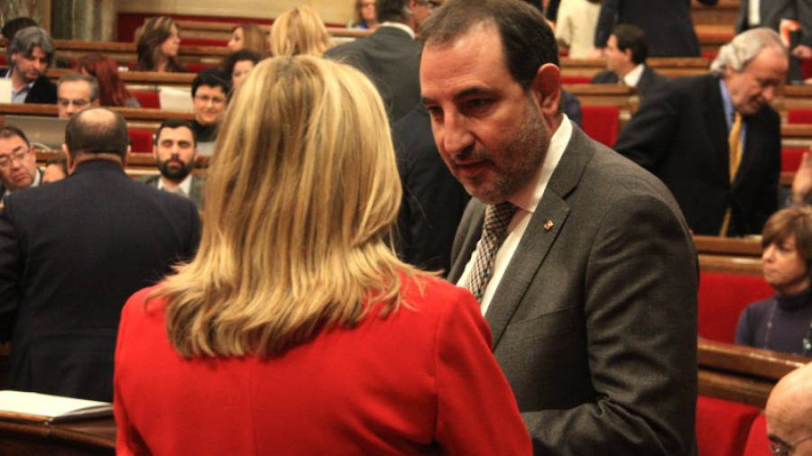 El conseller d'Interior, Ramon Espadaler, conversa amb la vicepresidenta del Govern, Joana Ortega, durant la sessió d'aquest dimecres del Ple del Parlament. Foto: ACN
