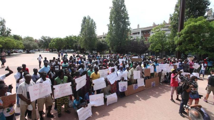 Imatge de la manifestació que es va celebrar aquest dimecres a Salou per part del col·lectiu senegalès. Foto: Alba Mariné