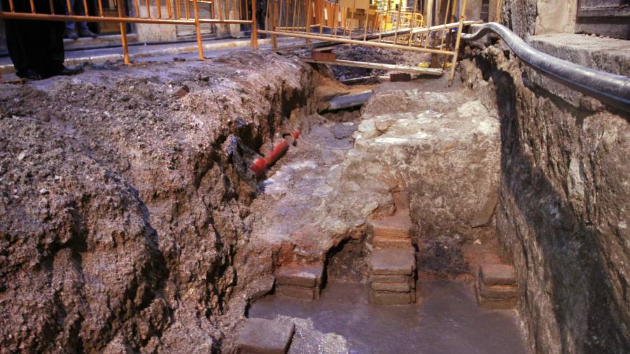 Restos romanos hallados durante las obras que se hicieron en la calle durante el a&ntilde;o 2010. FOTO: pere ferr&eacute;
