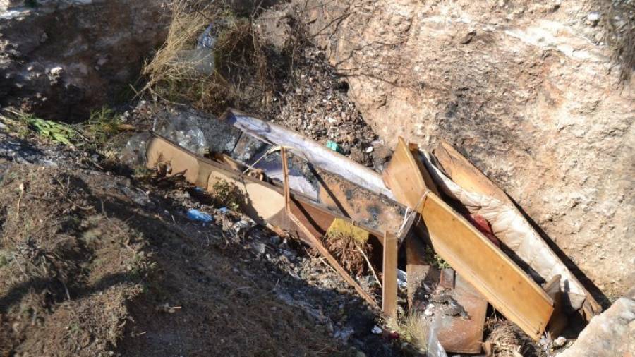Imatge de l'abocador d'ahir al matí on es veuen perfectament les restes dels dos taüts ja utilitzats i abandonats a cel obert. Foto: M.Plana