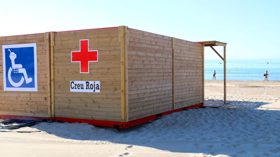 El lloc de socors de la Creu Roja que s'ha ampliat a l'Arrabassada de Tarragona, ubicat al tram central de la platja. Foto: ACN