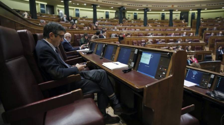 El aspirante a secretario general del PSOE, Patxi López, en su escaño de diputado el pleno del Congreso de los Diputados. EFE/Juan Carlos Hidalgo
