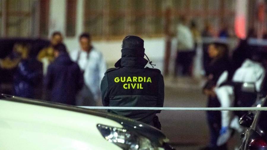 La Guardia Civil en el lugar donde una mujer de 38 años ha fallecido esta tarde, en Mora (Toledo). Foto: EFE