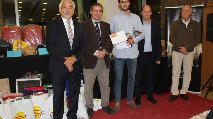 Tonet Sans recibió de las autoridades el título del Masters provincial que ganó junto a Sergio Bursa. FOTO:FCP