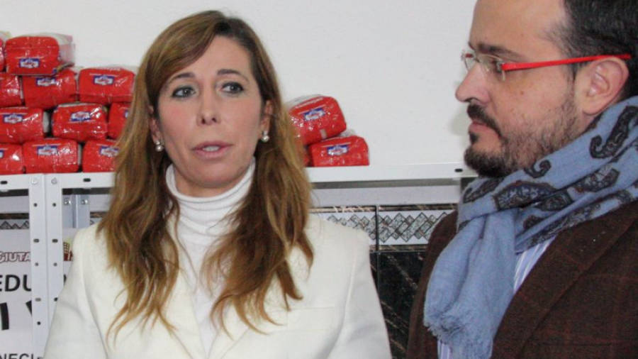 Alícia Sánchez-Camacho, amb el president del PP a Tarragona, Alejandro Fernández, aquest dilluns durant una visita en un menjador social.