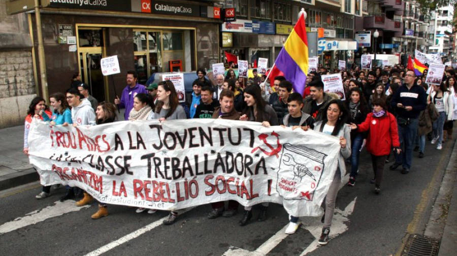 La manifestació d'estudiants en el moment d'enfilar la Rambla Nova de Tarragona, aquest dijous. Foto: ACN