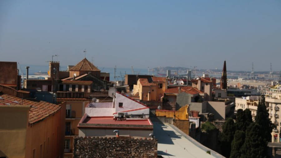 Vistes de la ciutat des del pas de ronda de la muralla rehabilitada a Tarragona. Imatge del 7 d'abril de 2017