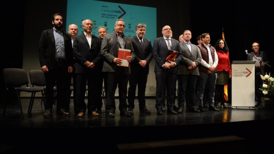 Els dotze alcaldes que s'han adherit al 'Pacte Camp de Valls-Parc Industrial de l'Alt Camp' al costat del conseller d'Empresa i Coneixement, Jordi Baiget. Foto: Montse Plana