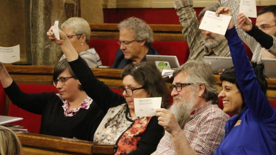 La papereta amb una pregunta binària per al referèndum a mans dels diputats de la CUP. Foto: ACN
