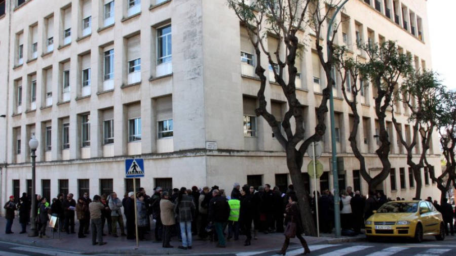 La cua de gent feia el tomb a l'edifici de l'Audiència, en la jornada d'autoinculpació pel 9-N, organitzada per l'ANC a Tarragona aquest dimarts al migdia. Foto: ACN