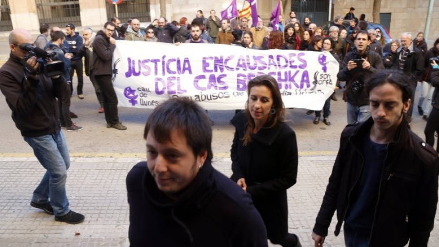 Els activistes encausats pel 'cas Bershka' accedint a l'Audiència de Tarragona, amb diverses persones donant-los suport, al darrere. Foto: DT
