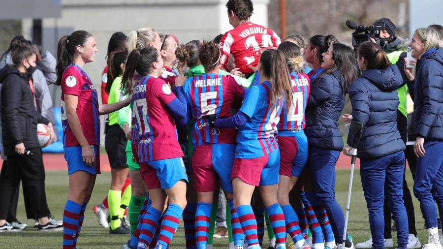 Virginia Torrecilla es manteada por las jugadoras del FC Barcelona tras la final de Supercopa. foto: efe