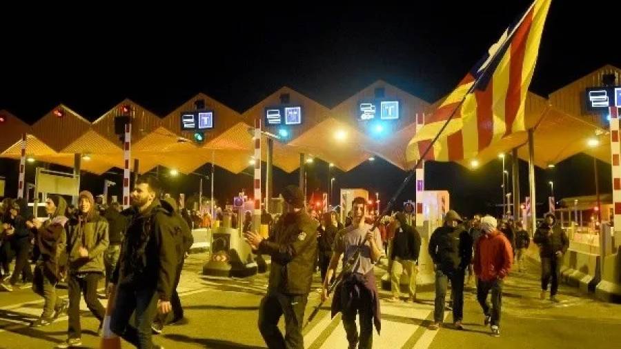 Manifestantes cortando la circulaci&oacute;n en los peajes de la AP-7 a su paso por Tarragona, el pasado domingo por la tarde.  Foto: Alfredo Gonz&aacute;lez