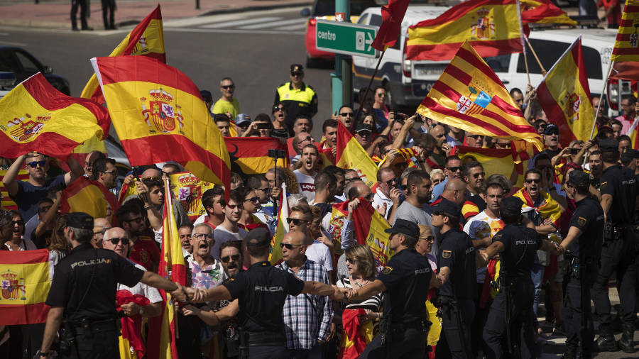 Un centenar de ultras protestaron a las puertas del pabell&oacute;n donde tuvo lugar el acto en Zaragoza y llegaron a bloquear la salida. Foto:toni gal&aacute;n/efe