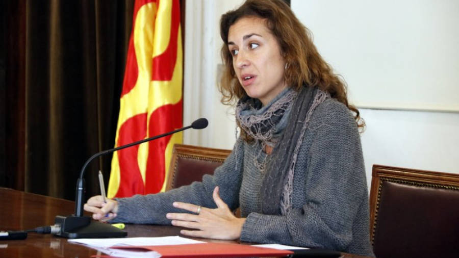 Pla mig lateral de la portaveu de la CUP de Tarragona, Laia Estrada, en roda de prems a l'Ajuntament el 17 de novembre de 2016.