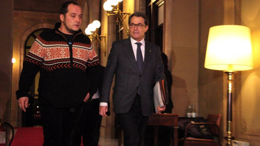 El president de la Generalitat, Artur Mas, arriba a la sala de grups del Parlament acompanyat pel president de la comissió d'investigació del cas Pujol, David Fernández. Foto: ACN