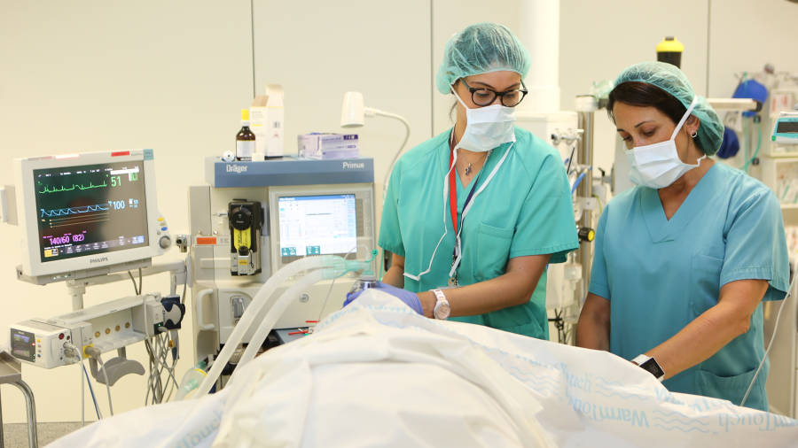 El anestesista est&aacute; pendiente durante toda la operaci&oacute;n del paciente. Foto: Alba Marin&eacute;
