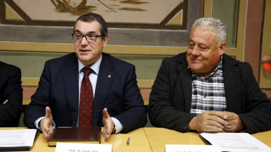Pla mig del conseller d'Interior, Jordi Jané, enraonant al costat de l'alcalde del Morell, Pere Guinovart, abans de signar el conveni de cessió d´emissores de la xarxa RESCAT. Foto: ACN