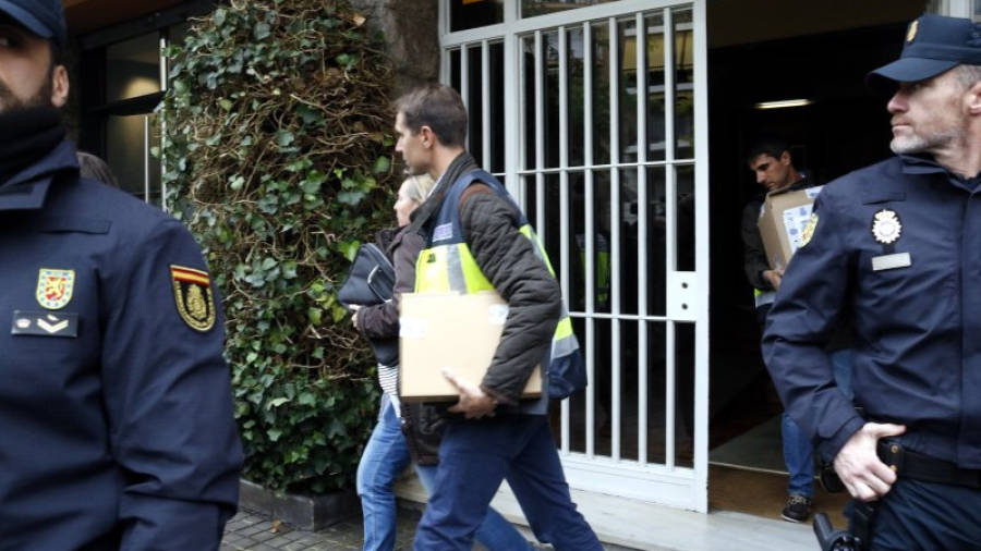 La policia espanyola s'emporta caixes de material de l'edifici on viu l'expresident Jordi Pujol i la seva dona, Marta Ferrusola, a la Ronda del General Mitre. Foto: ACN