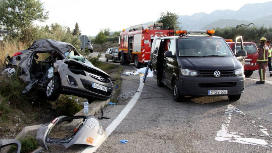 Estat en què ha quedat el cotxe en el qual viatjaven les tres víctimes mortals d'un accident a l'N-340 a Sant Carles de la Ràpita (Montsià) el 3 de juny de 2014. Foto: ACN