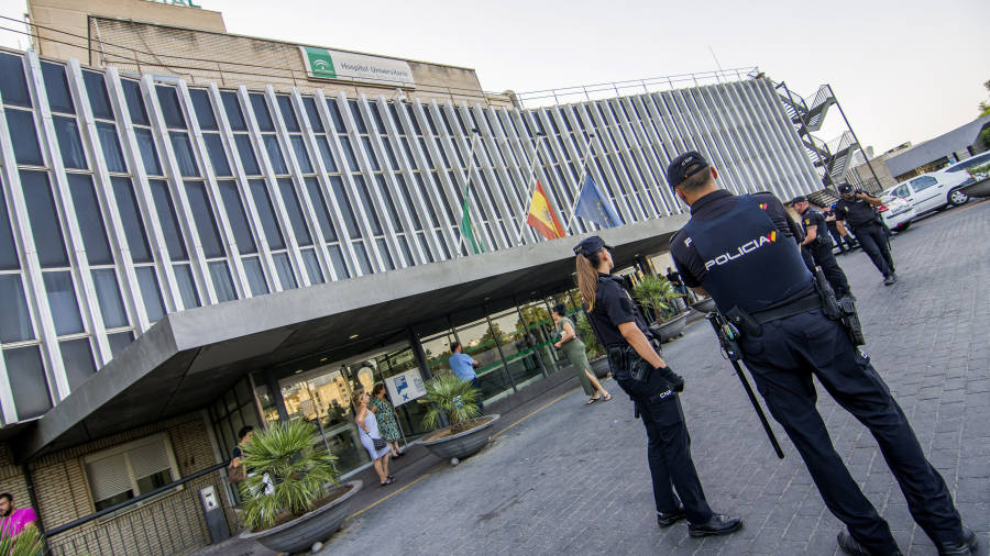 Agentes de Polic&iacute;a en el exterior del hospital sevillano de Valme. EFE/Ra&uacute;l Caro