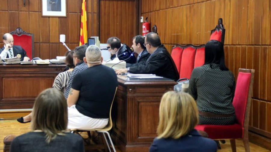 Pla tancat dels acusats, asseguts d'esquenes al costat dels seus advocats, a la sala de vistes de l'Audiència de Tarragona el 15 de novembre del 2016.