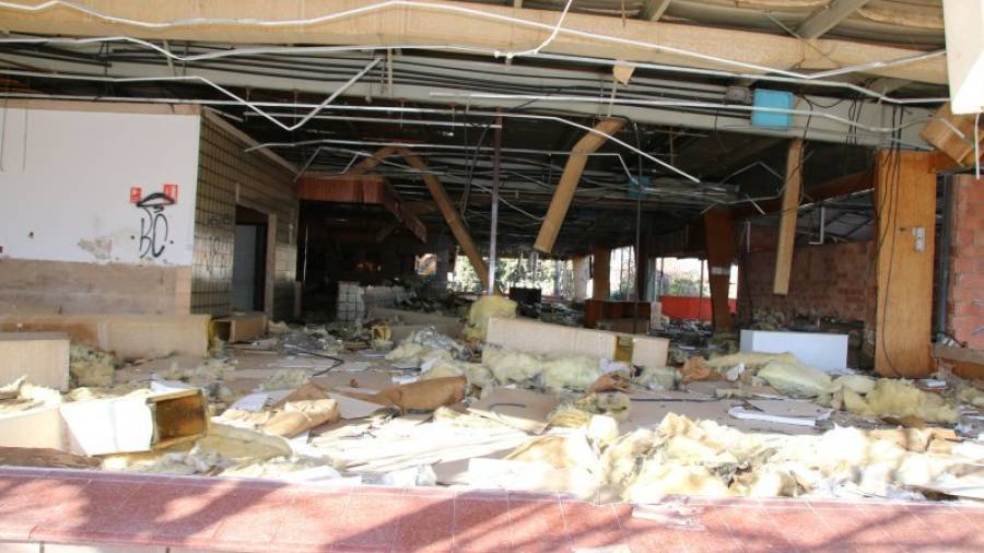 Los destrozos en este antiguo restaurante son bien visibles. El Ayuntamiento ha ordenado una limpieza de la zona, seguida del derribo. Foto: Alba Mariné