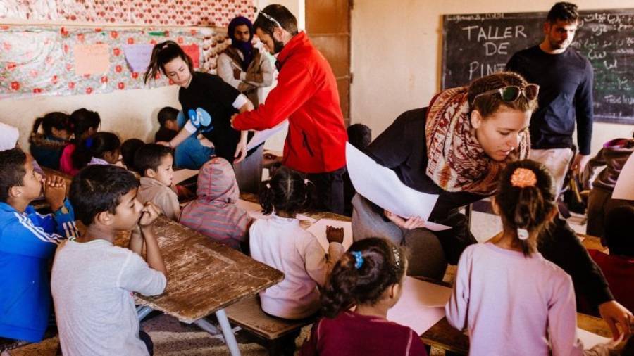Miembros del proyecto realizan un taller en una de las aulas donde estudian los saharauis. Foto: Albert Rué