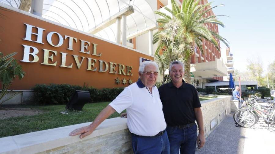 Jordi y Eduard Farriol junto a la entrada del hotel Belvedere, que dio origen a la cadena Ohtels. foto. Pere ferré