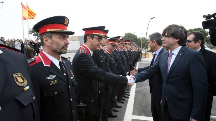 El president de la Generalitat, Carles Puigdemont, durant la inauguració de la nova comissaria de los Mossos a L'Ametlla (Tarragona). EFE/Jaume Sellart