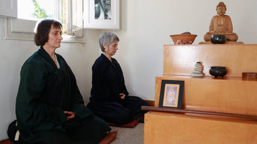 Esther y Marisol, dos monjas budistas, practican el zazen en el dojo. FOTO: FABIÁN ACIDRES