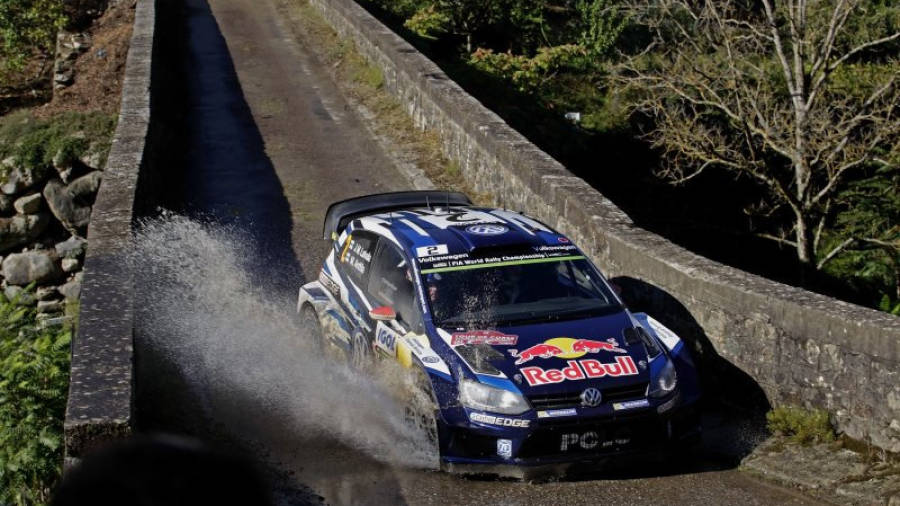 Es la única prueba del calendario del WRC en la que los pilotos compiten tanto sobre tierra como asfalto.
