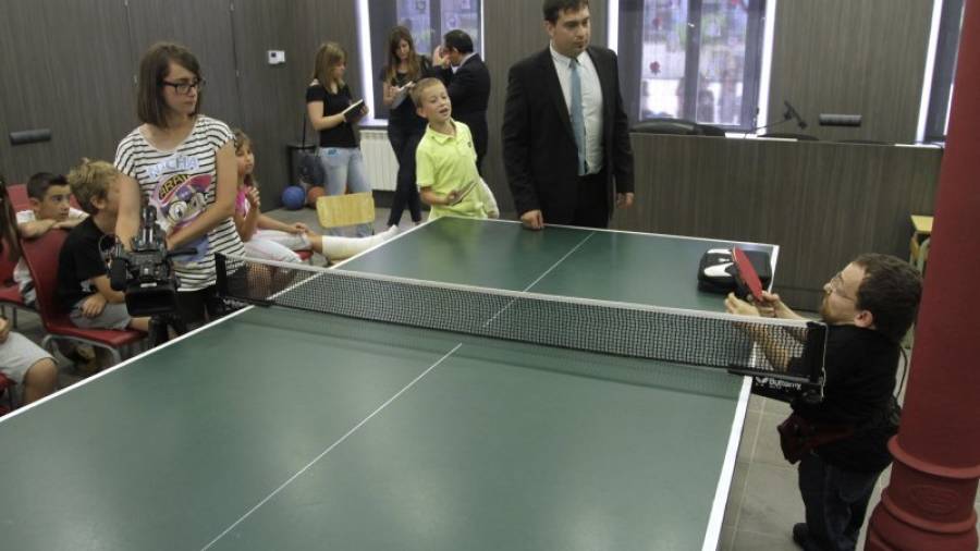 Joan Pahisa estuvo ayer en el colegio Vidal i Barraquer y jugó a tenis de mesa con los alumnos. Foto: Pere Ferré