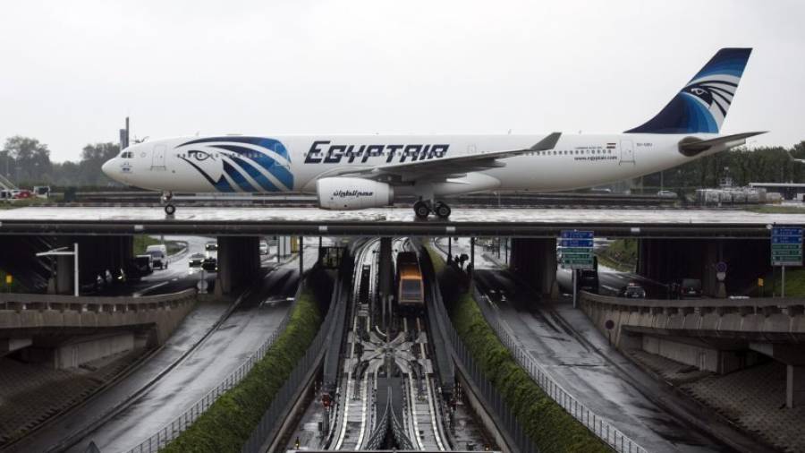 Un avión Airbus A330 de la aerolínea Egyptair aterriza en el aeropuerto Roissy-Charles de Gaulle cerca de París (Francia) hoy, 19 de mayo de 2016. Las fuerzas de rescate han hallado restos del avión de Egyptair desaparecido la