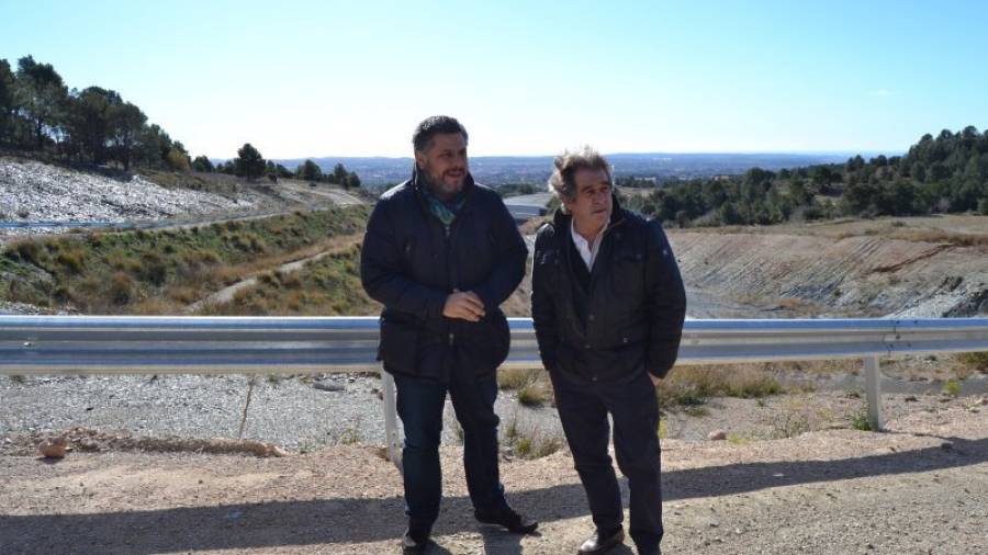 Albert Batet i Josep Andreu al peu de les obres aturades de l\'A-27 entre Valls i Montblanc. Foto: Montse Plana
