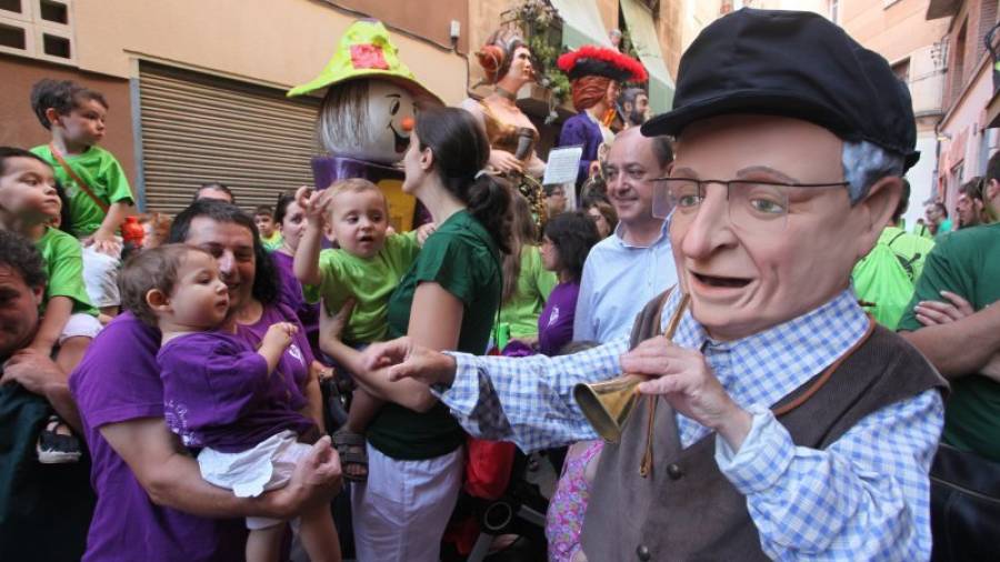 El capgròs del Jaume Amenós, ahir a la tarda saludant un nen al carrer Martí Napolità. Foto: Alba Mariné