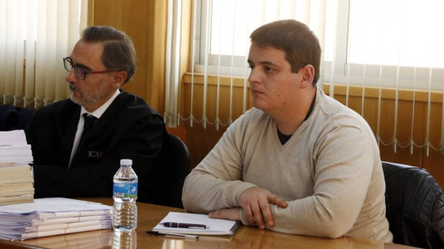 Pla mig de l'acusat, Jaume Solsona, assegut al banc dels acusats de l'Audiència de Tarragona, al costat del seu advocat, en l'inici del judici pel crim de Montblanc. Imatge del 20 de febrer del 2017.