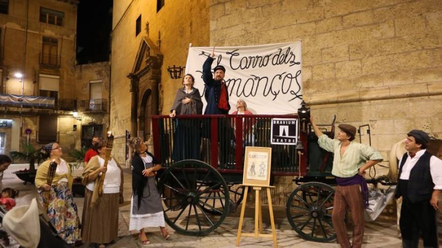 El Carro dels Romanços, de Bravium Teatre, ahir al vespre pel centre de la ciutat. Foto: alba mariné