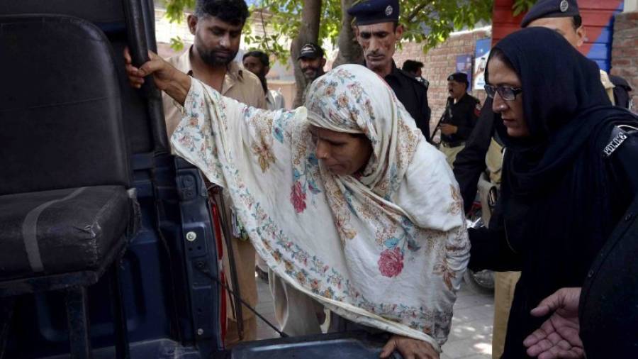 La policía escolta a Paveen Rafiq, acusada de quemar viva a su hija, a los juzgados en Lahore (Pakistán) hoy, 10 de junio de 2016. Foto: EFE