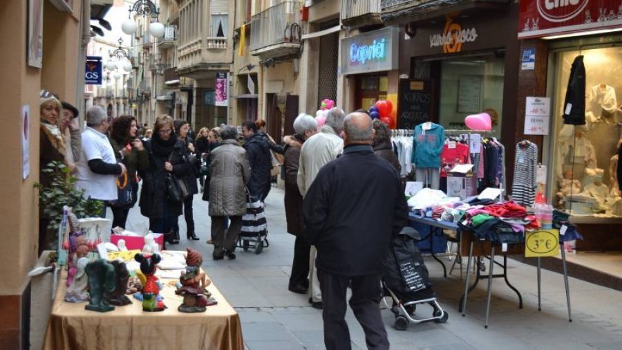Els comerciants de la Cort amb taules al carrer per mostrar els seus productes. Foto: Montse Plana