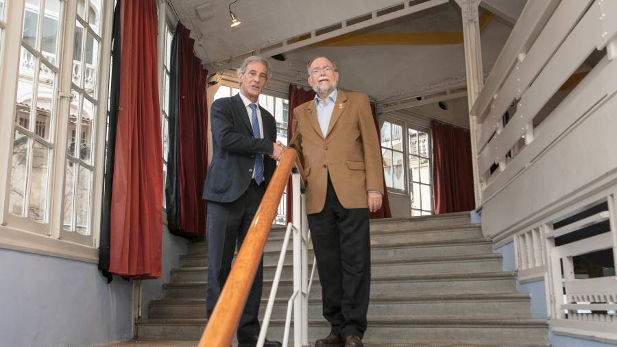 Josep Bertran, por parte de Repsol, y Josep Maria Buqueras, de la FundaciÃ³ TrencadÃ­s, ayer en el Teatre Metropol. FOTO: CEDIDA