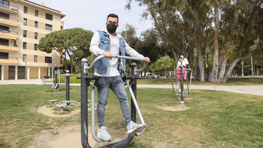 Dos jóvenes practican deporte en el parque de ejercicio saludable ubicado en Horta de Santa Maria. FOTO: ALBA MARINÉ